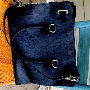 MK purse like new still has key to lock.